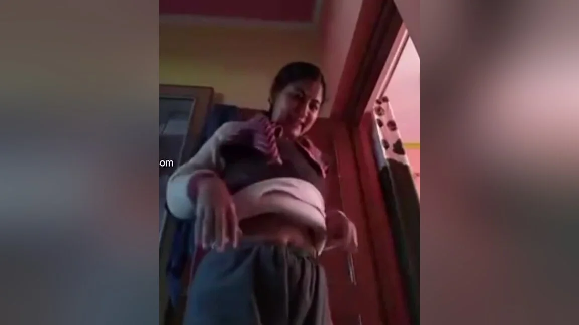 Today Exclusive- Horny Bhabhi Showing Her Boobs