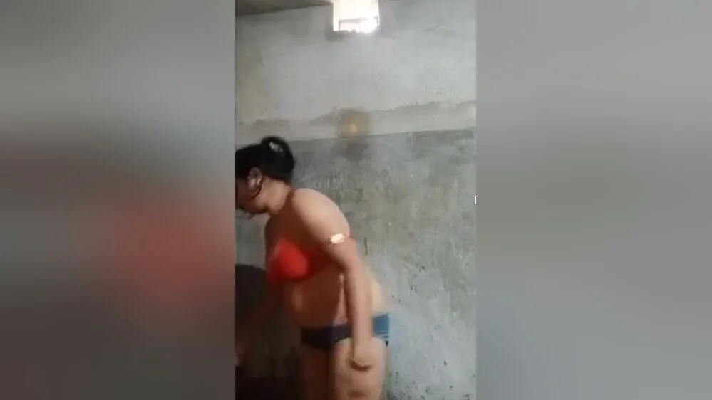 Today Exclusive- Sexy Bhabhi Shows Her Boobs