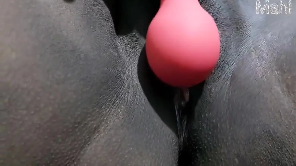 Tamil Mahi Aunty Play With Vibrater Toy Rubbing His Pussy Moaning Nice Sound