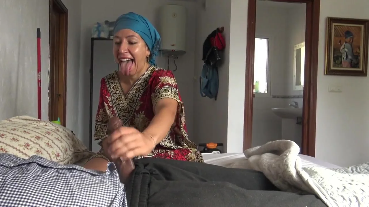 Kurt Temizlikci Istanbuldaki Otelde Siyahi Turistle Aldatıyor - Turk Porn Turbanli