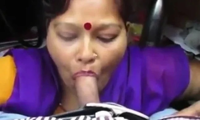 Desi aunty giving blowjob and deepthroat drank cum