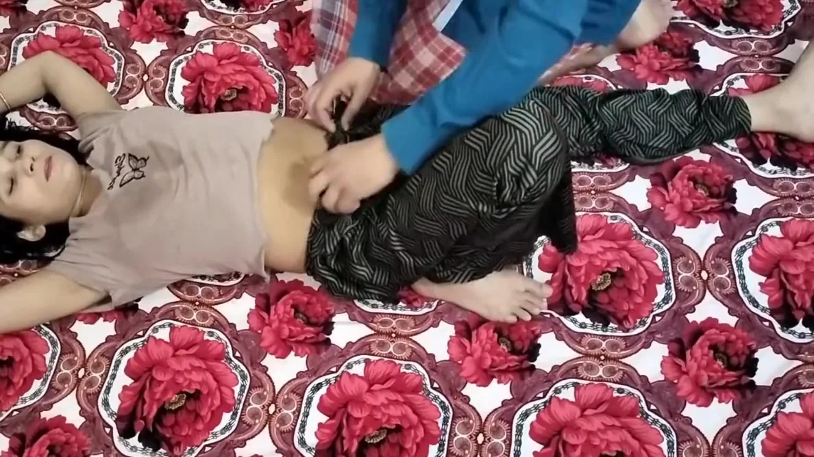 Cute Stepsister Ko Akele Dekh Kar Stepbrother Ne Chut Mari