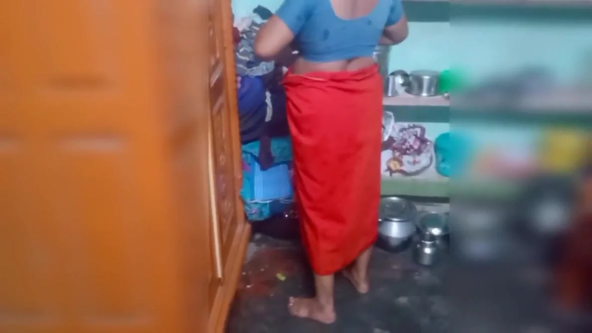 Tamil Beauty Girl Bathing Change Dress