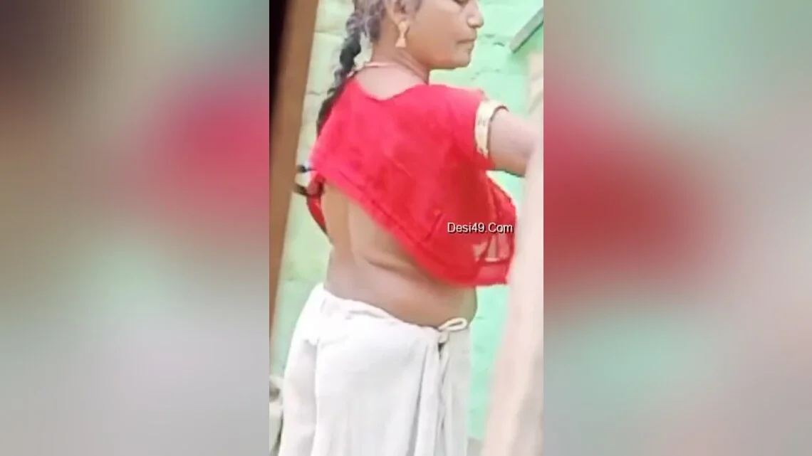 Today Exclusive- Mature Aunty Out Door Cloths Wearing Record In