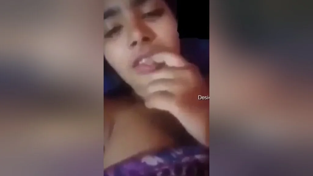 Sexy Desi Girl Shows Her Boobs