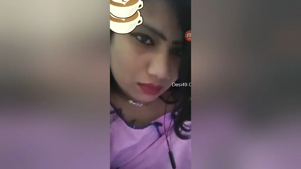 Hot Desi Girl Shows Her Boobs