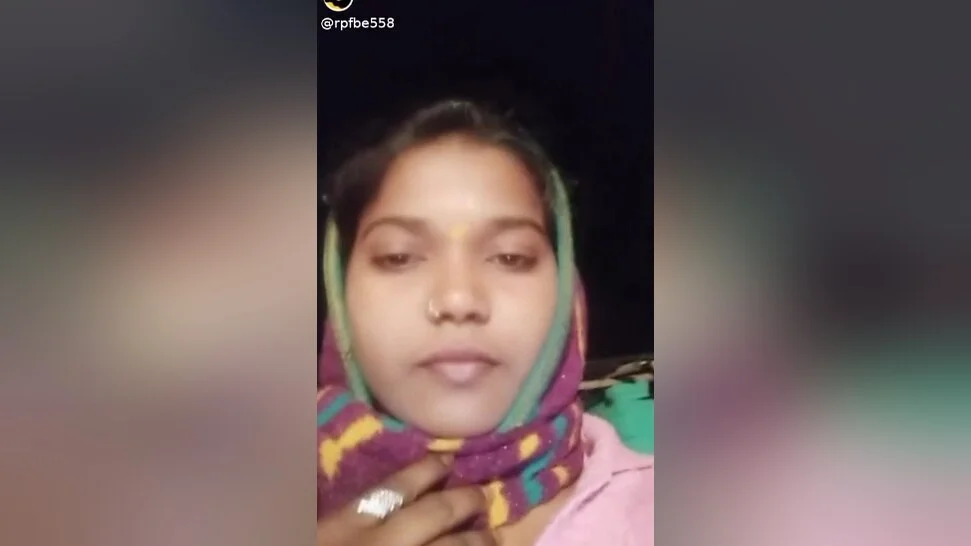 Today Exclusive- Desi Village Girl Showing Her Boobs And Pussy 3