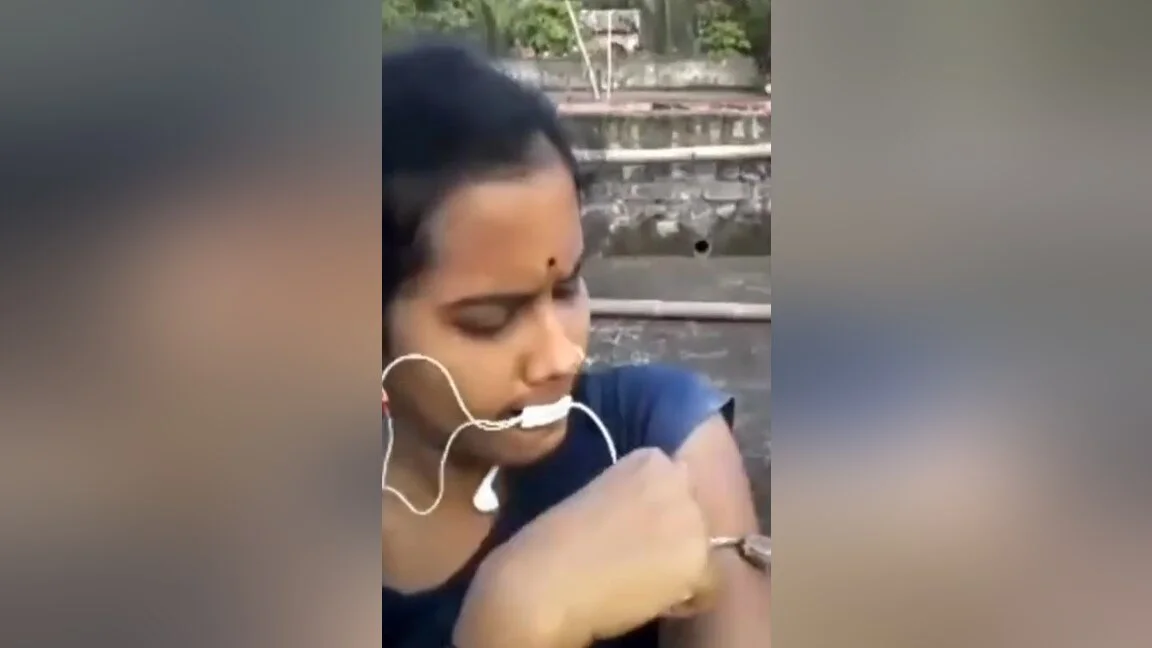 Today Exclusive- Sexy Odia Bhabhi Changing Cloths