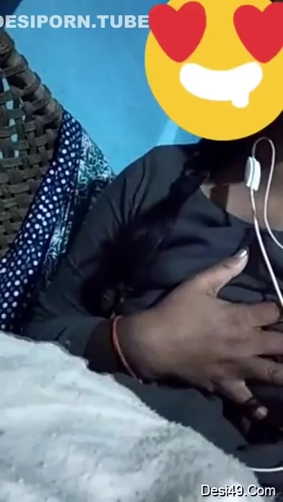 Today Exclusive- Desi Girl Showing Her Boobs On Video Call
