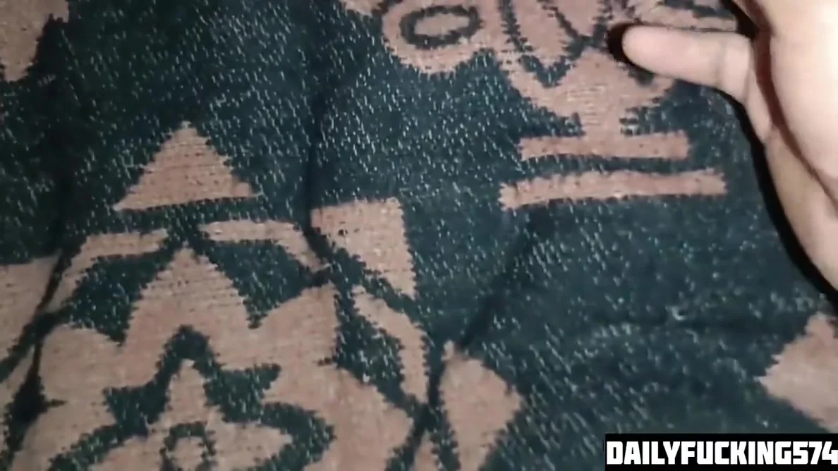 Sexy Wife - Nepali Puti Chalaudai Pani Faldai