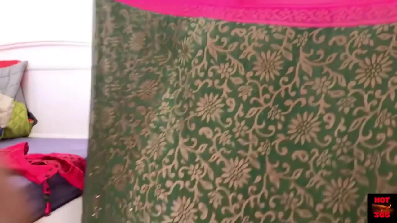 Sexy Indian Stripping Off Saree To Panty - Hot Pose Make You Wank!!