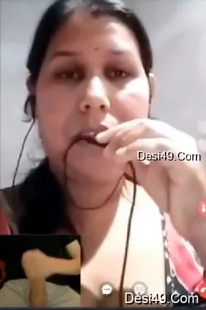 Today Exclusive- Sexy Boudi Showing Her Boobs