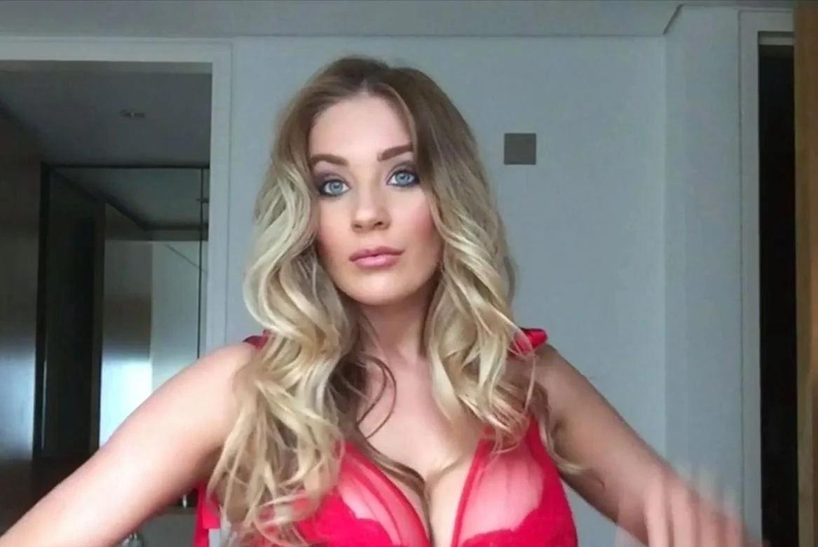 Big boob brunette masturbates on webcam