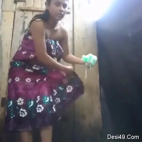 Exclusive- Cute Look Sri Lankan Girl Outdoor Bathing Capture For Lover
