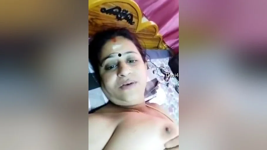 Today Exclusive- Sexy Mallu Aunty Shows Her Boobs