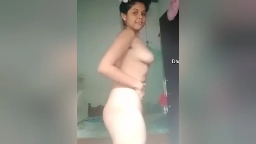 Cute Girl Shows Her Nude Body