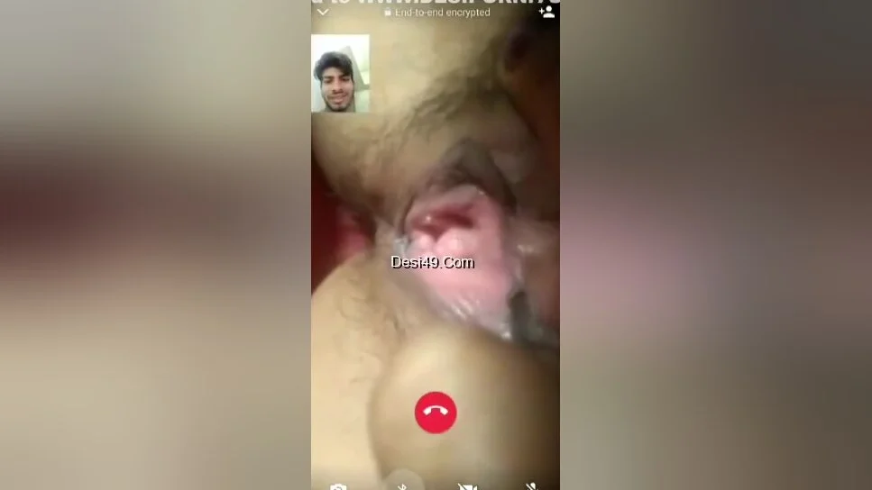 Desi Bhabhi Shows Her Pussy