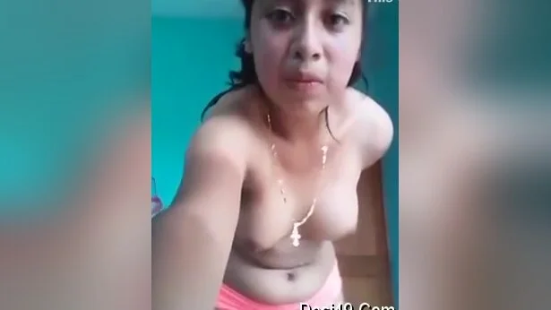Desi Girl Showing Her Boobs