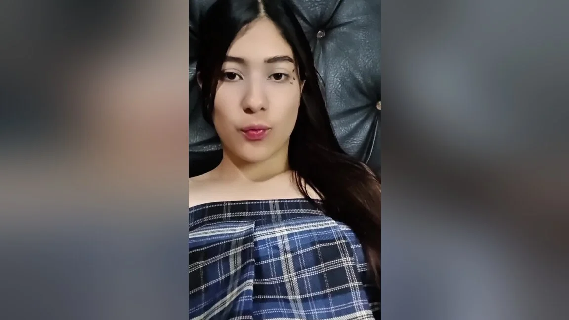 Oh My God, Yulieth Gets Rich And Takes Off His Thongs