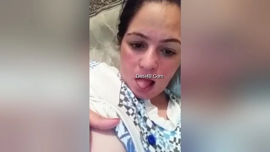 Today Exclusive -bhabhi Shows Her Boobs