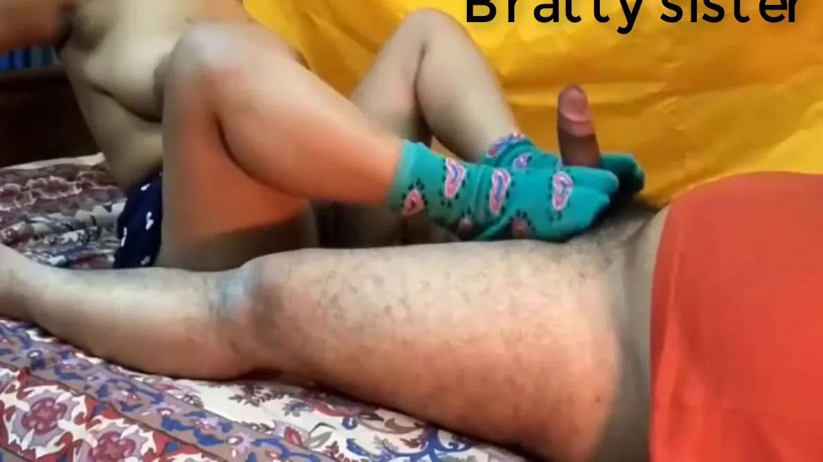 Indian Desi Girl Giving Handjob To Satisfy Her Boss