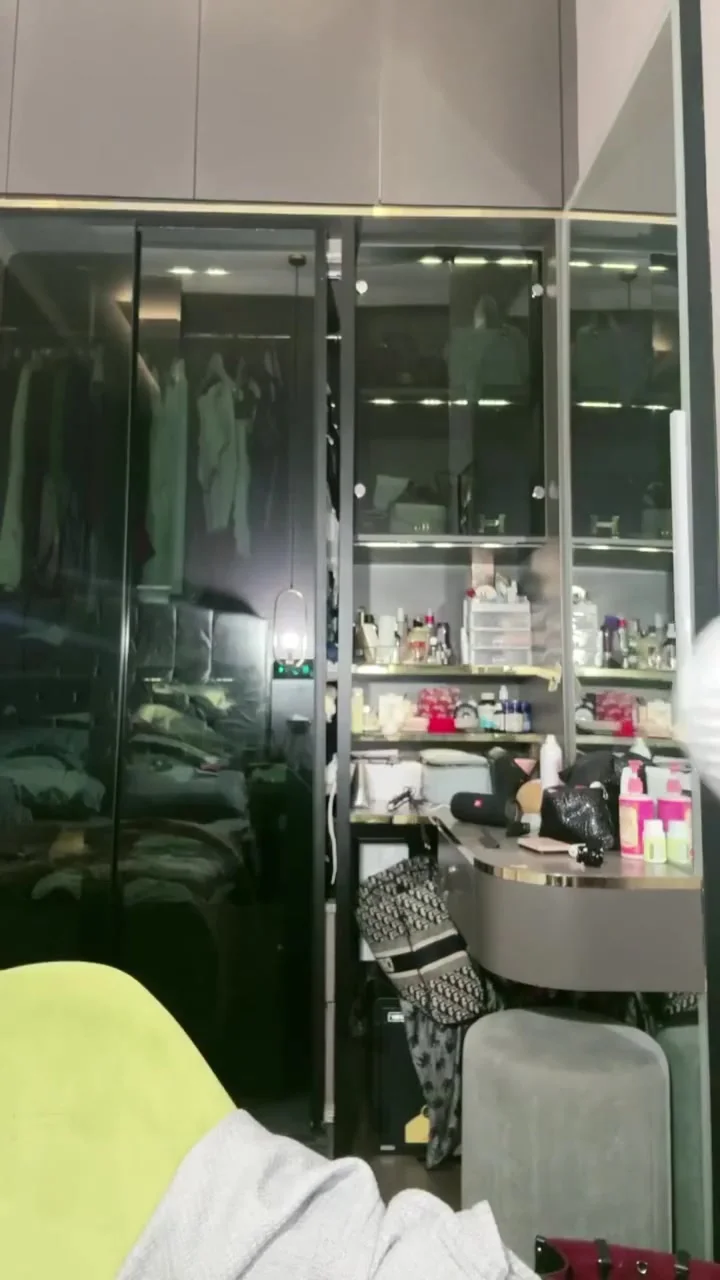 This Indonesian Model Got Naughty Pussy