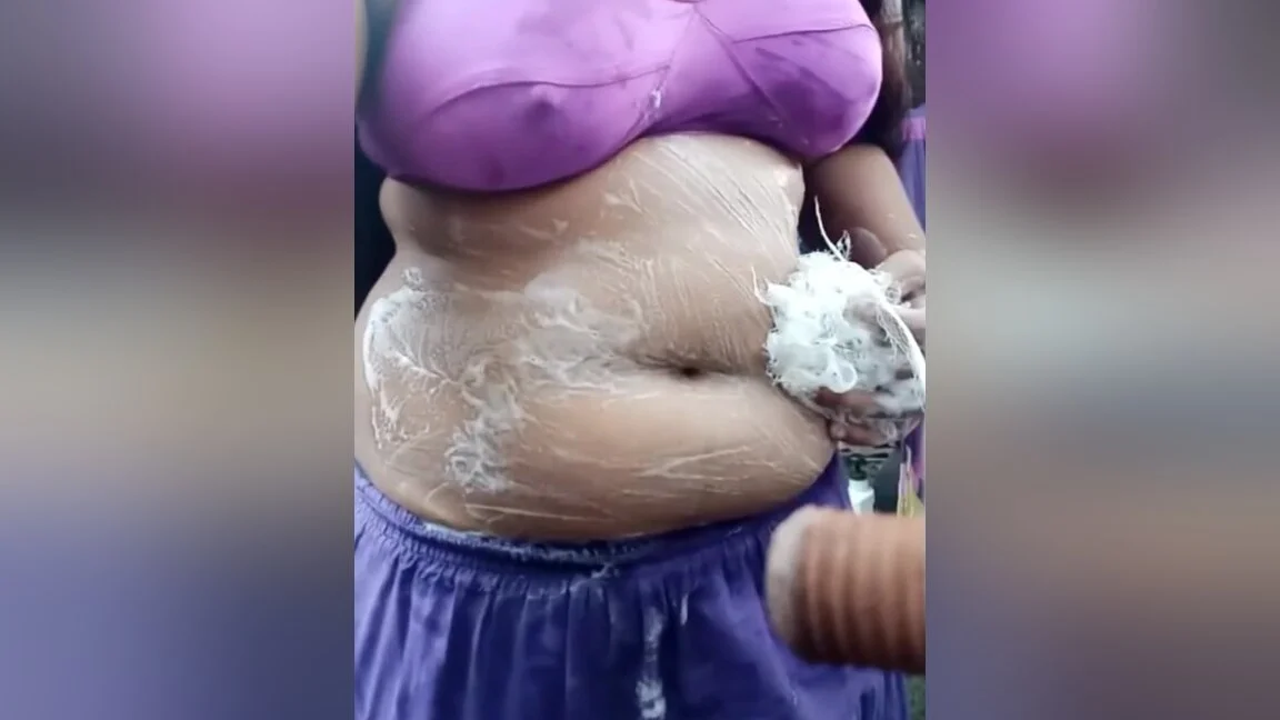 Desi Bhabi Bath