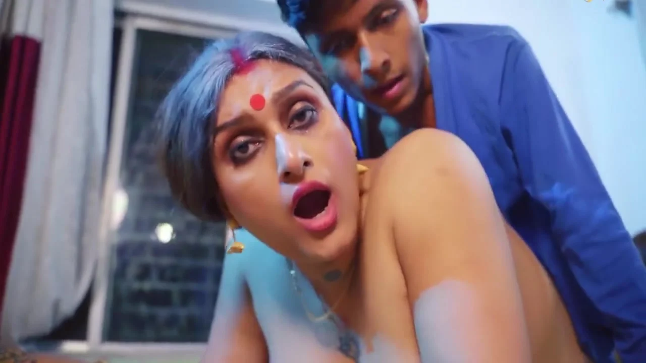 Chote Pote Ne Apne Dadi Ko Body Massage Dete Waqt Uski Chudai Kar Di