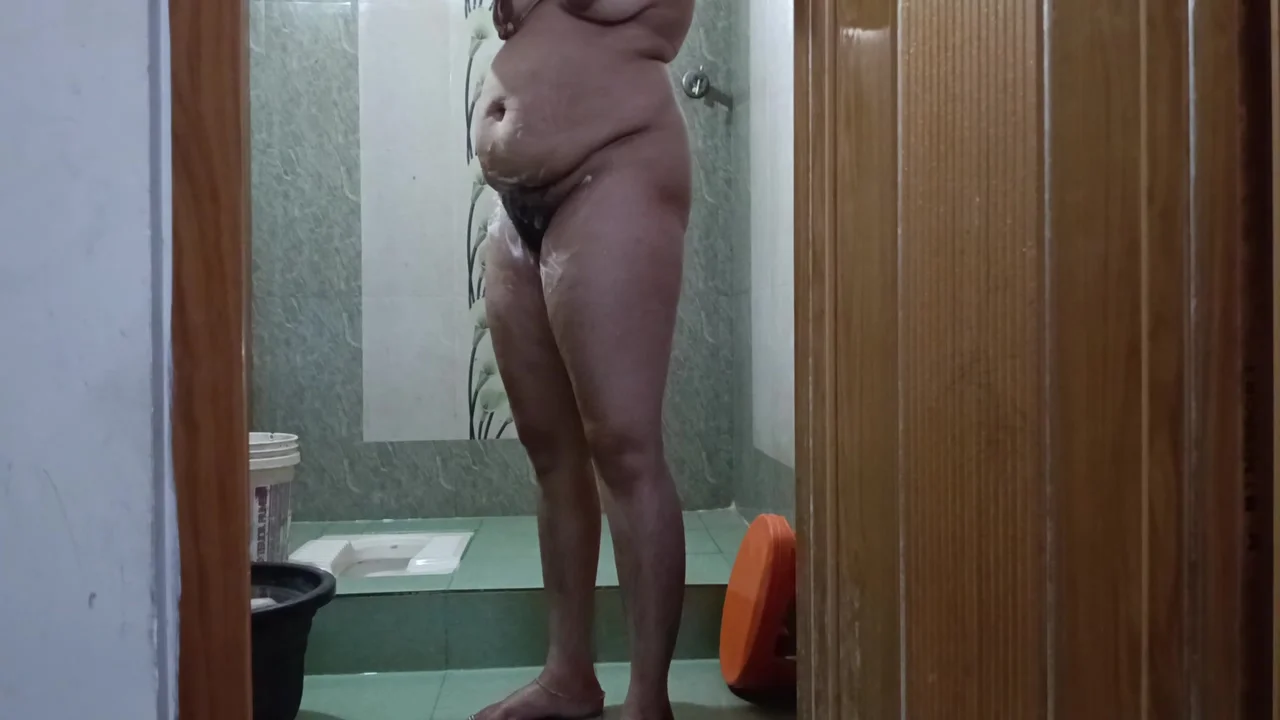 Desi Aunty Shaving For Pussy Fucking Before Cleaning Pussy