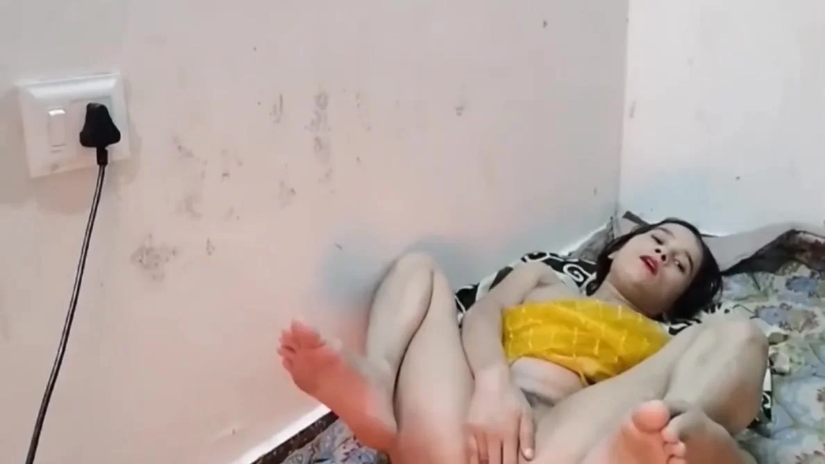 Abbu Ne Meri Dudh Daba Daba Kar Choda