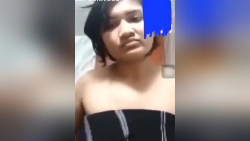 Today Exclusive- Cute Desi Girl Showing Her Boobs