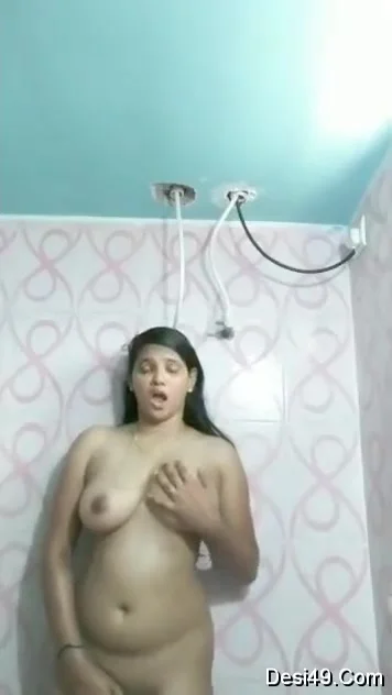 Exclusive- Sexy Indian Girl Bathing