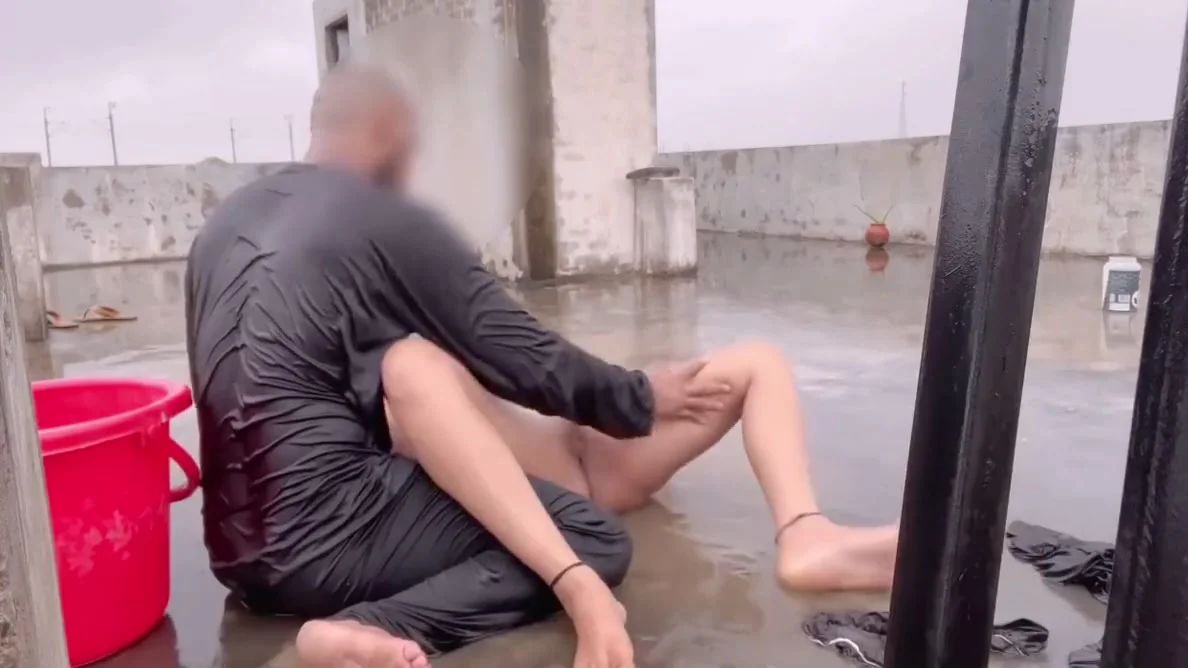 Barish Me Nahati Bhabhi Ki Chat Par Chudai Or Pregnant Bhi Kiya