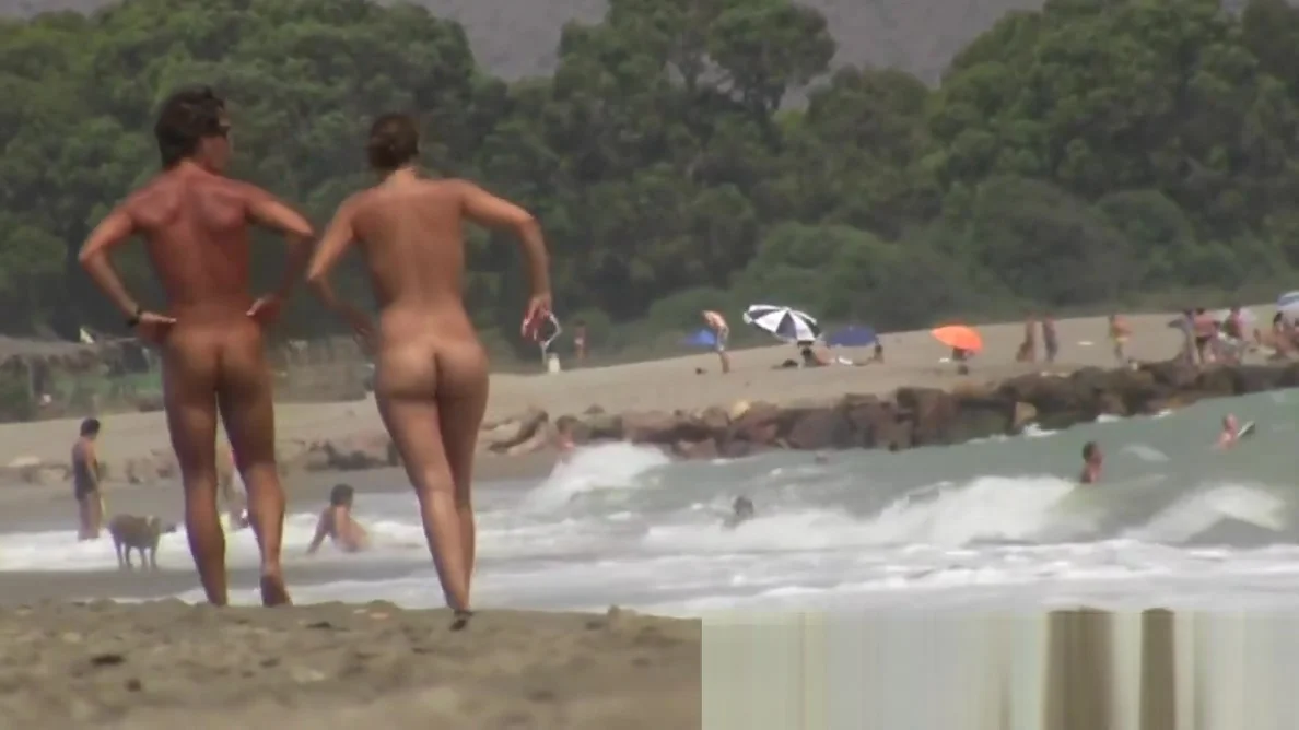 Superb nude beach pussy shot