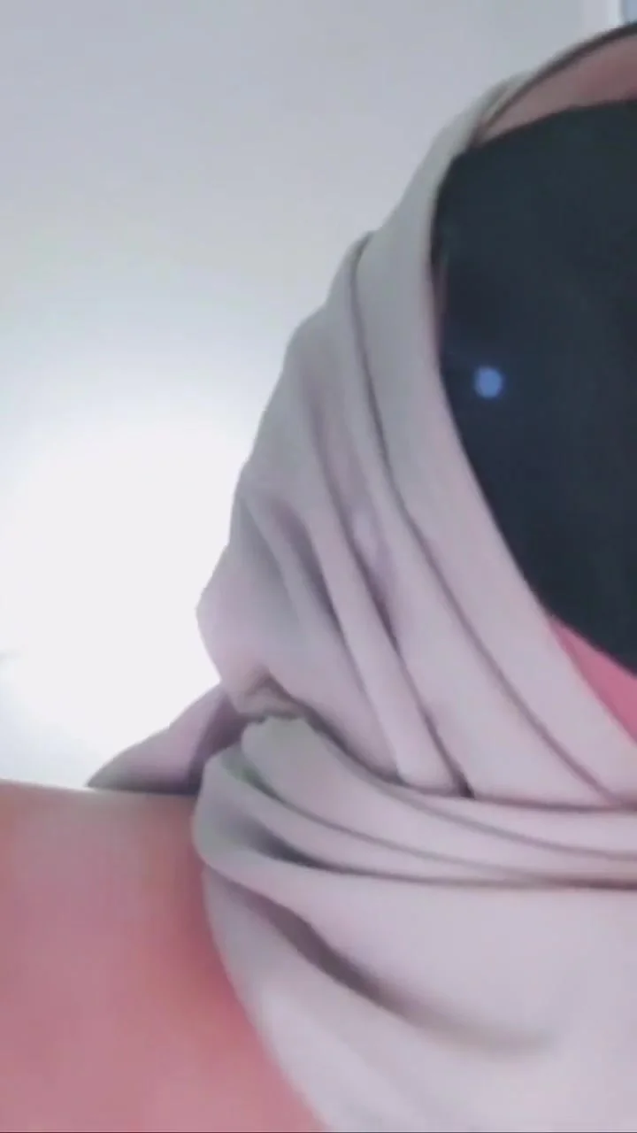 This Hyper Hijab Girl Colmes Every Day