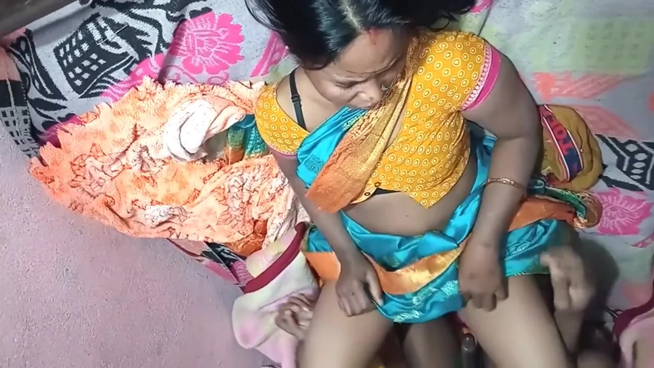 Desi Maida Ko Pelae Kar Di Raat Me Sande Ko