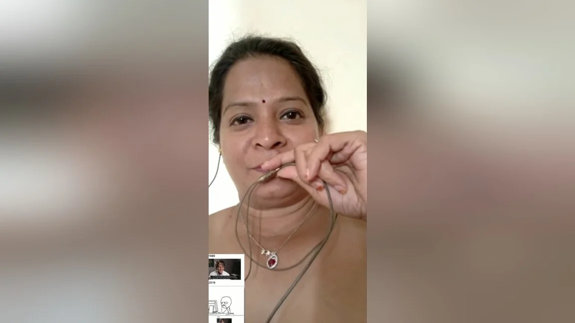 Today Exclusive- Horny Mallu Bhabhi Showing Her Boobs