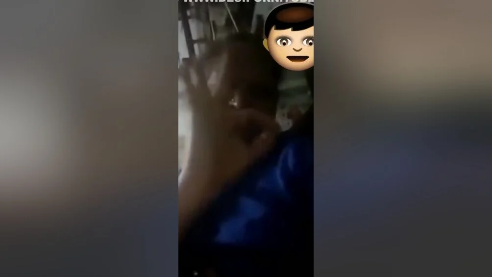 Today Exclusive- Desi Bhabhi Showing Her Boobs And Pussy 1