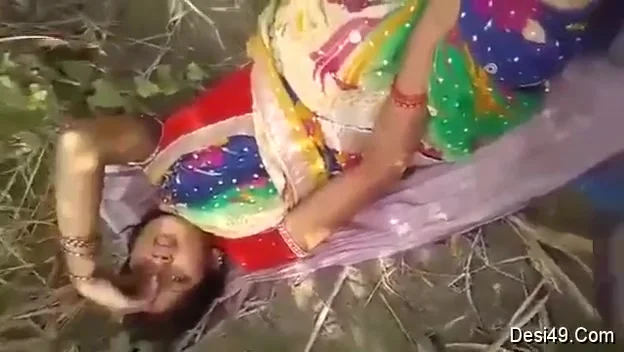 Exclusive- Desi Randi Bhabhi Outdoor Sex With 2 Young Guys