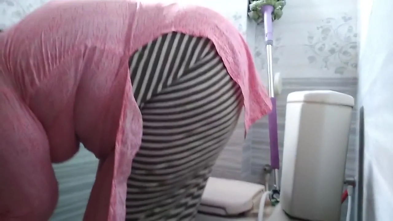 Tamil Aunty Washes Clothes In Bathroom When A Guy Comes & Gives Her Rough Sex - And Give Something Behind (huge Cumshot)