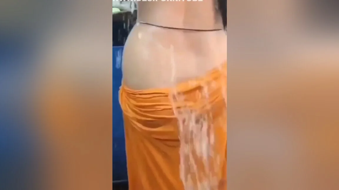 Indian Desi Village Bhabhi Ko Nahate Huwe Video Banane