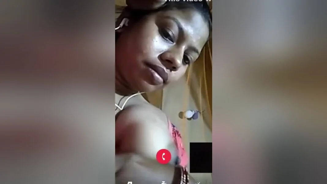 Today Exclusive- Horny Bhabhi Showing Her Boobs On Video Call 3