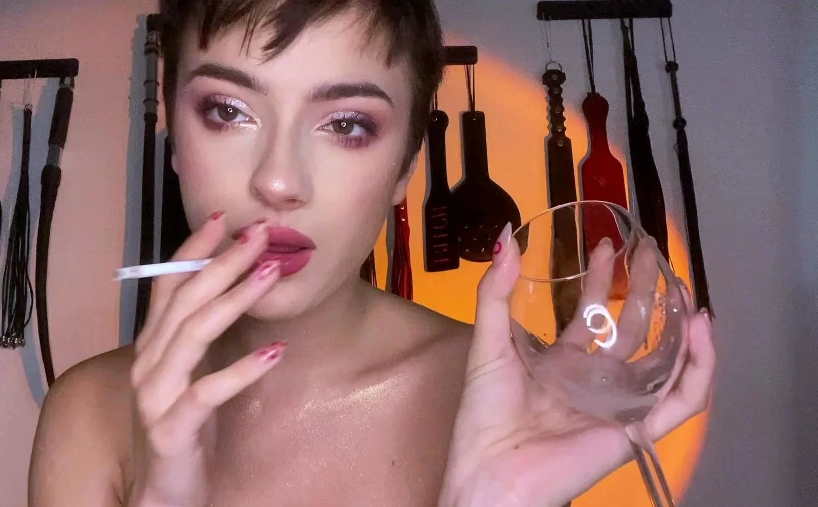 Webcam fun mature brunette with toys cum on cam