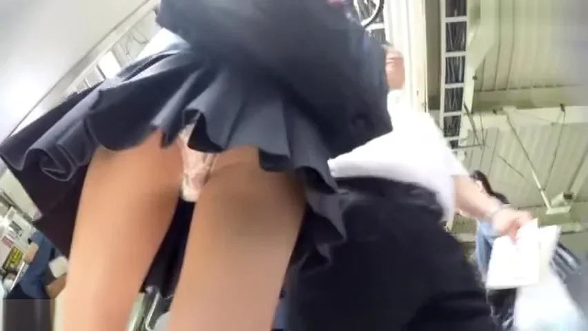 upskirt qtr the train