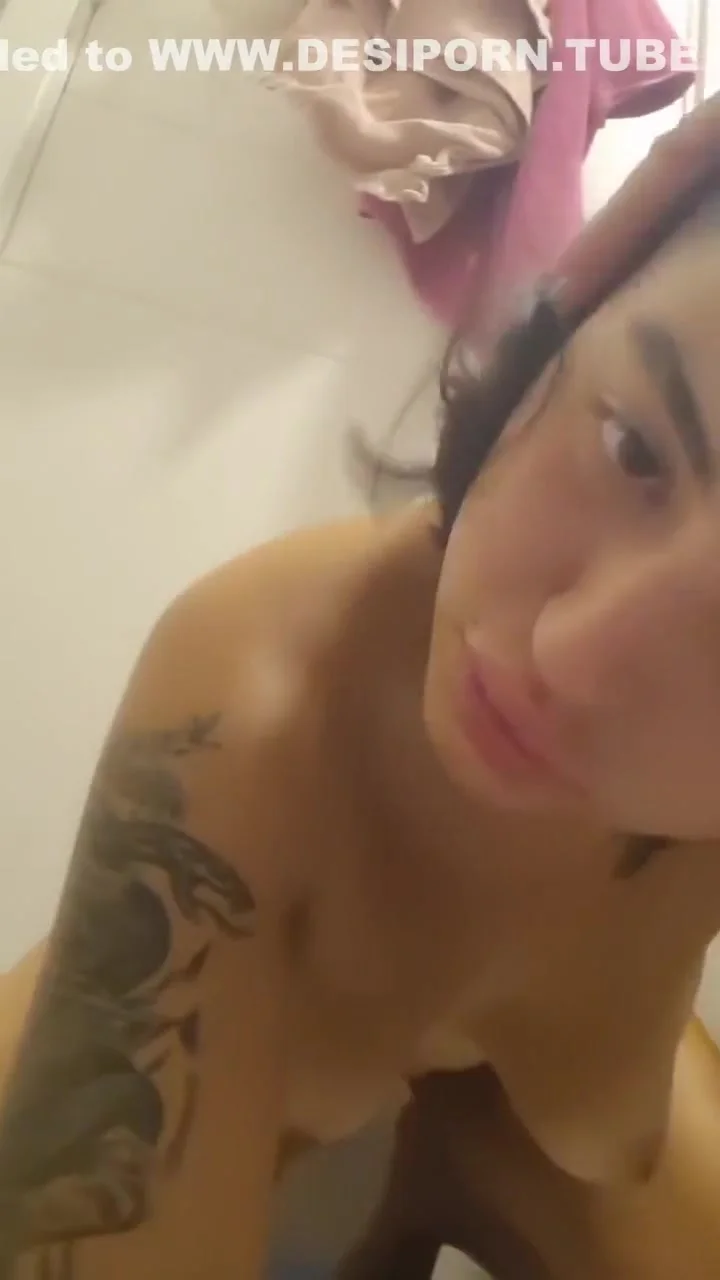 Ahageo Masturbates In The Bathroom