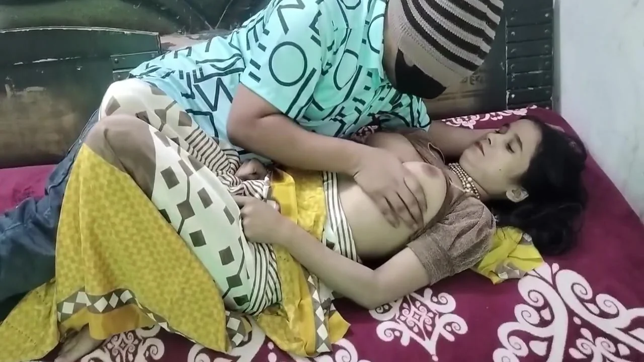 Desi Hot Bhabhi Ka Sharee Utat Ke Pel Diya