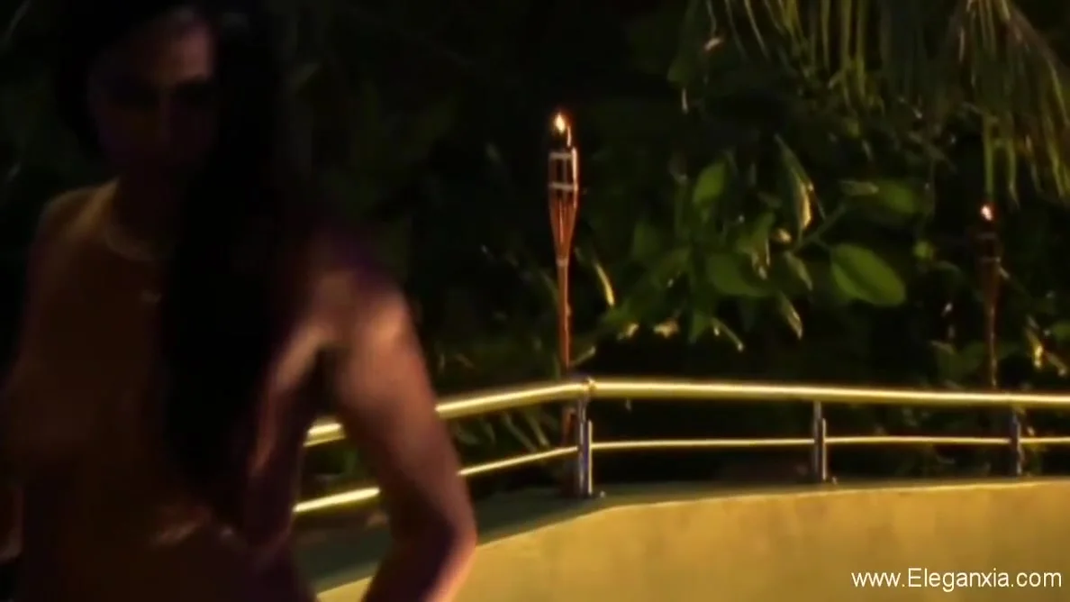 Bollywood Babe Likes To Show Off