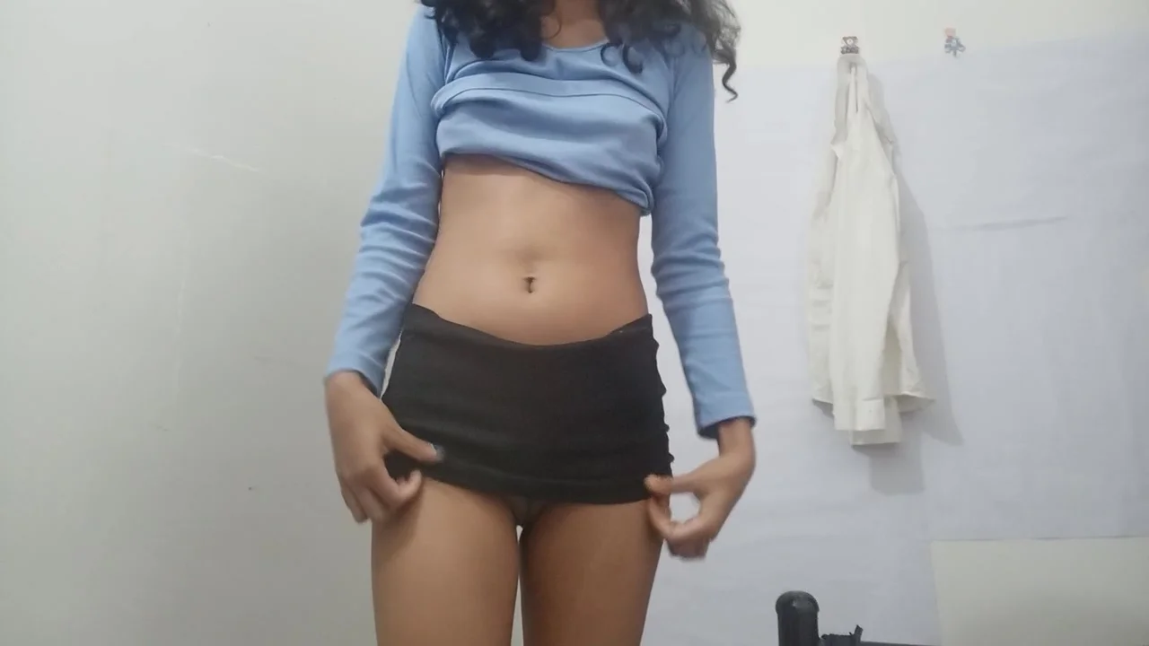Desi Girl Showing Her Boobs And Masturbating