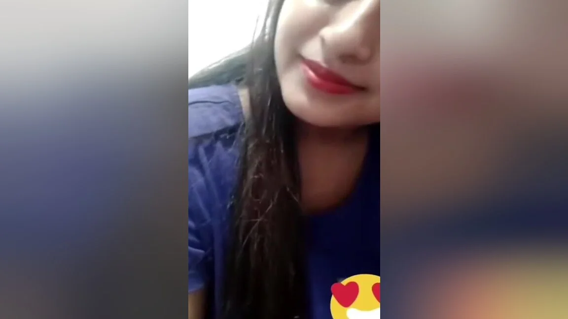 Today Exclusive- Hot Desi Girl Shows Her Boobs To Lover On Vc