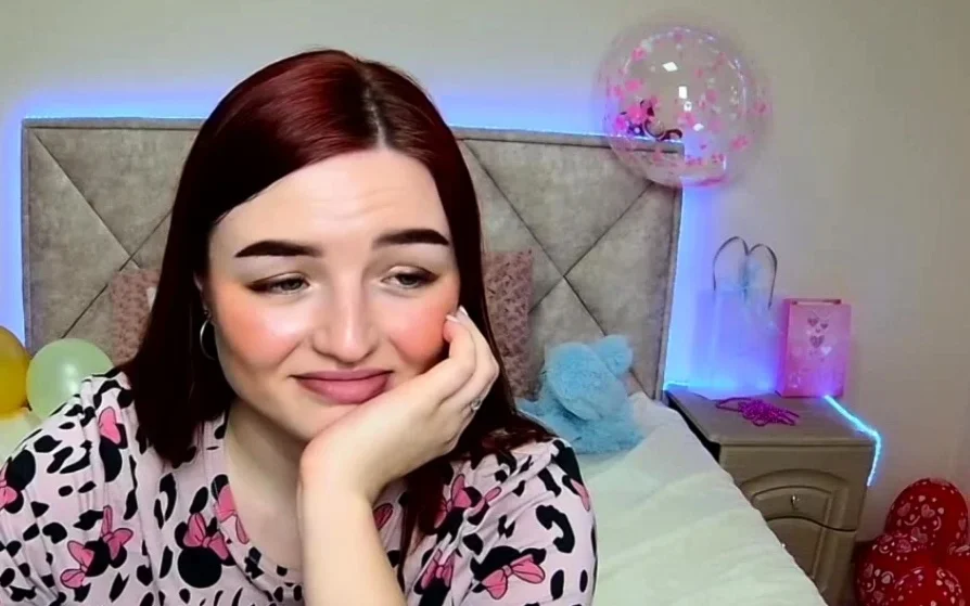 Solo redhead amateur babe NicolPot have fun on webcam